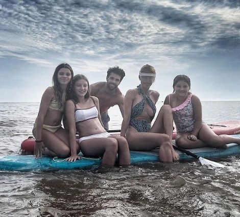 Nicole Neumann, de vacaciones junto a sus hijas y Manu Urcera.