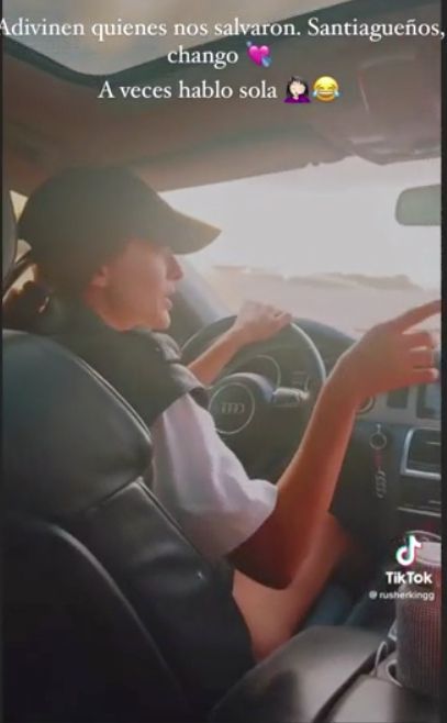 La China a los gritos en su camioneta