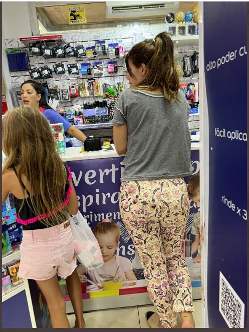 Nara y su hija de compras