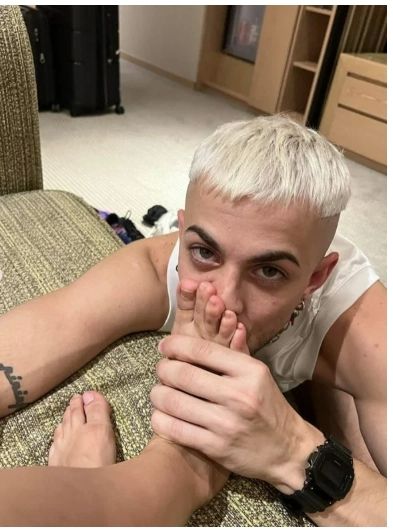 J Rei le besó los pies a María