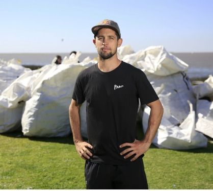 Yago Lange, el nuevo novio de Juanita en sus actividades ambientalistas