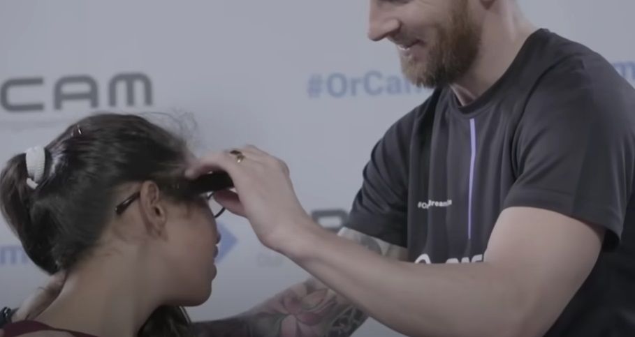 Messi y una niña no vidente.