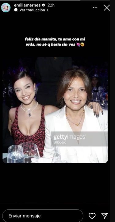 Emilia Mernes y su mamá.