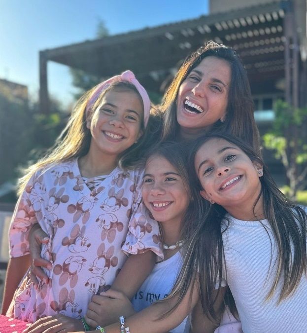 Cinthia Fernández y sus hijas. 