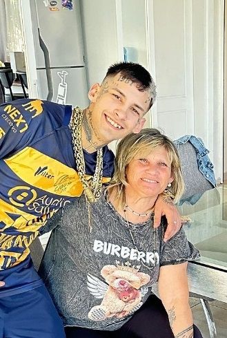 L-Gante y su madre, Claudia Valenzuela. 