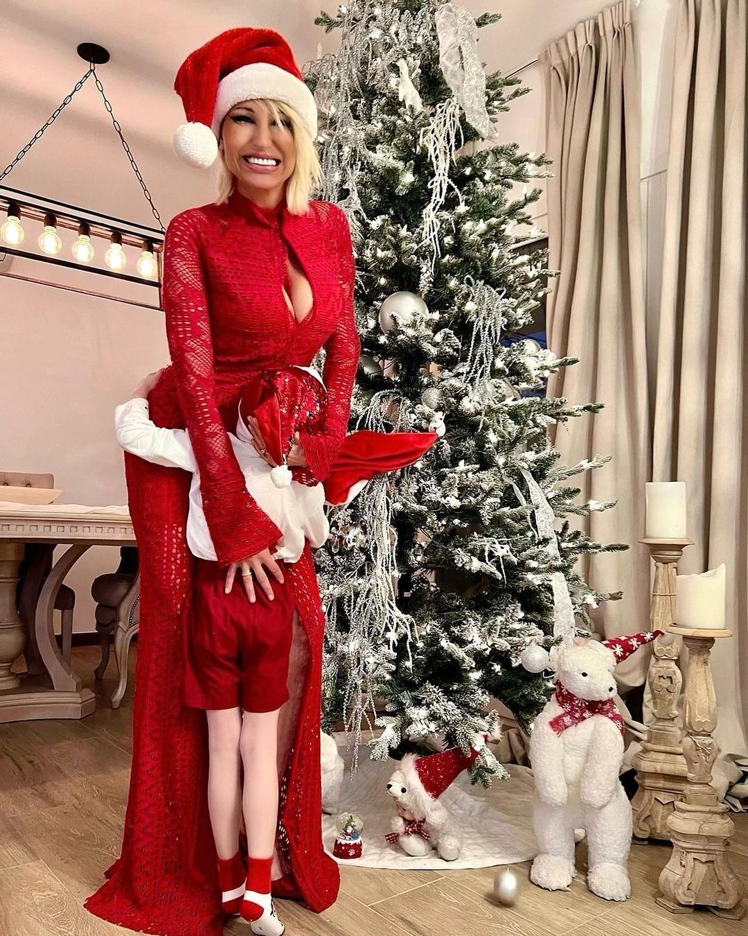 Vicky Xipolitakis, al lado de su árbol de Navidad. 