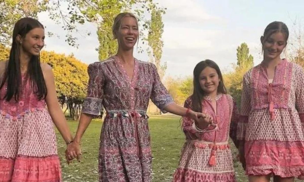 Nicole Neumann, junto a Indiana, Allegra y Sienna. 