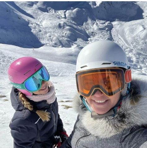 Valeria esquiando en Francia con su hija