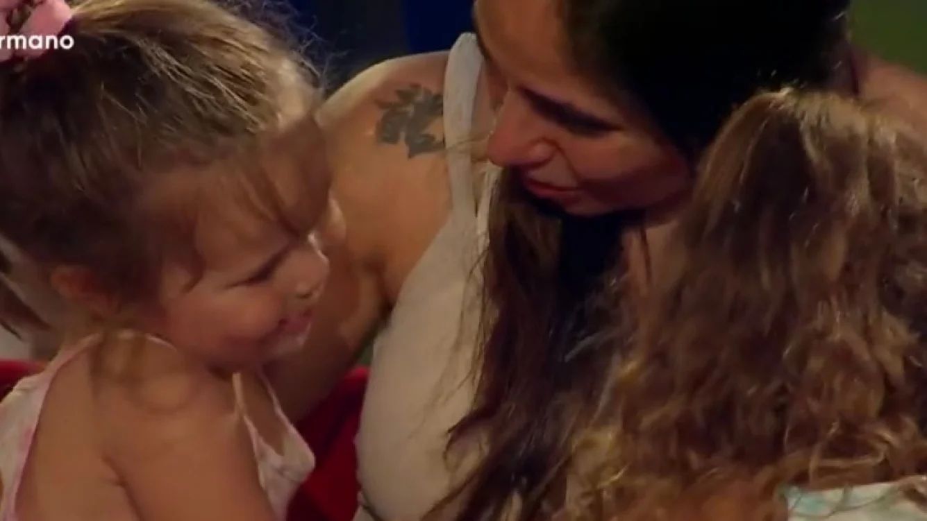 Romina con sus hijas