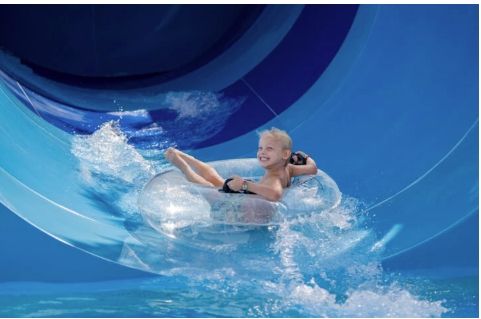 Mirko en un parque de diversiones acuático