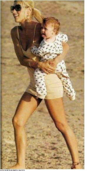 Pampita lo mostró de bebé