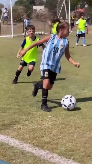 Hija de Cinthia Fernández jugando al fútbol.