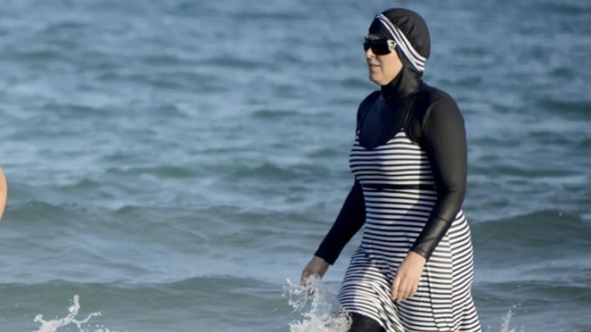 El burkini es un trabe de baño que cubre todo el cuerpo