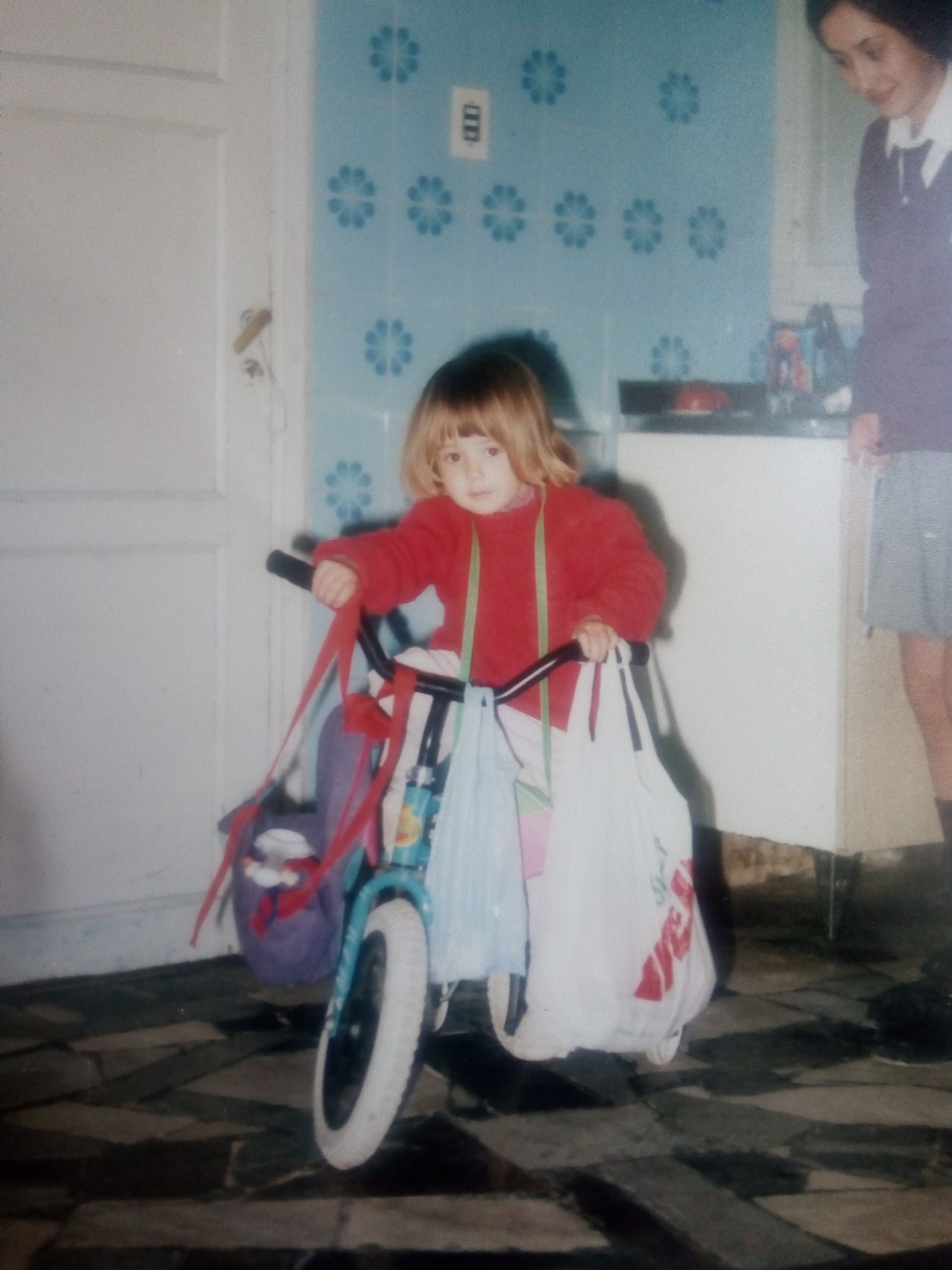 Evangelina González niña en bicicleta