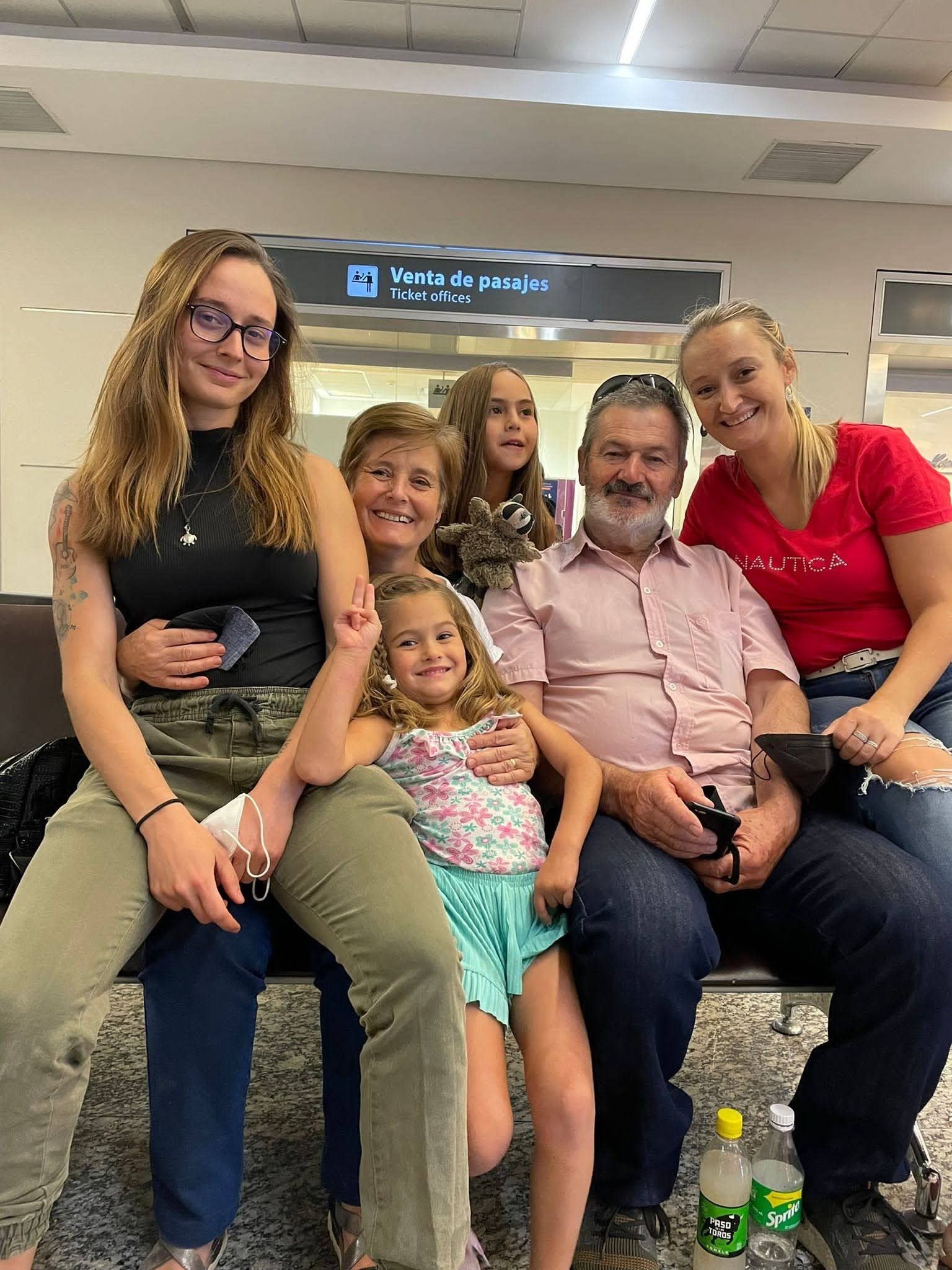 Evangelina González en el aeropuerto de Mendoza, con su familia