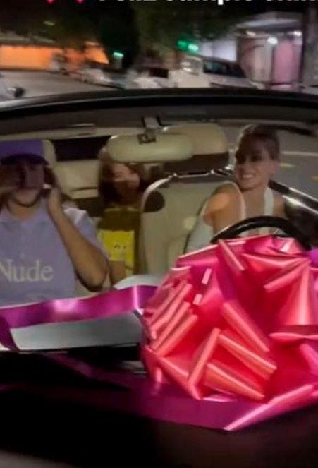 El auto que Rusherking le regaló a La China Suárez. 