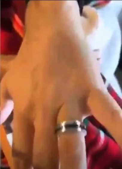 El anillo que Yanina Latorre le regaló a Diego Latorre.