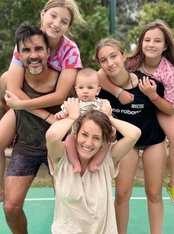 Micaela Viciconte, junto a Fabián Cubero, sus hijas y Luca. 
