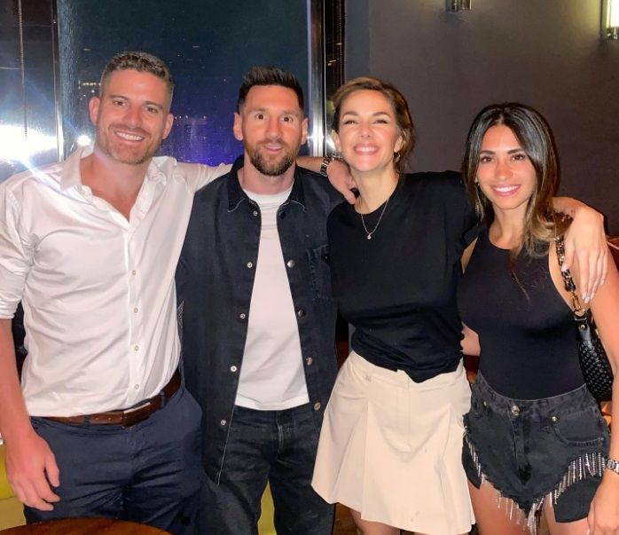Julieta Nair Calvo, con Messi y Antonela Roccuzzo.