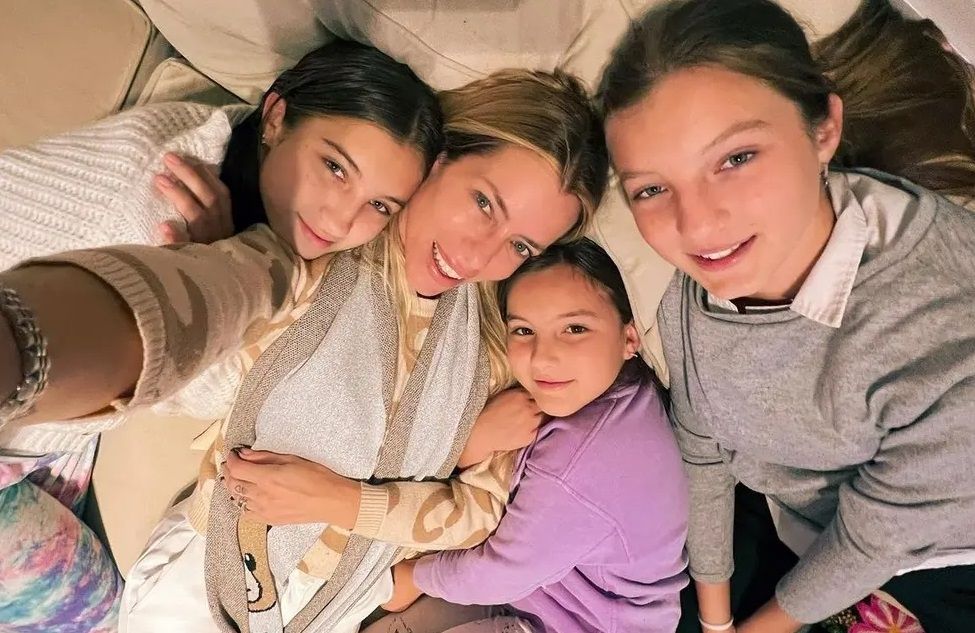 Nicole Neumann y sus hijas. 