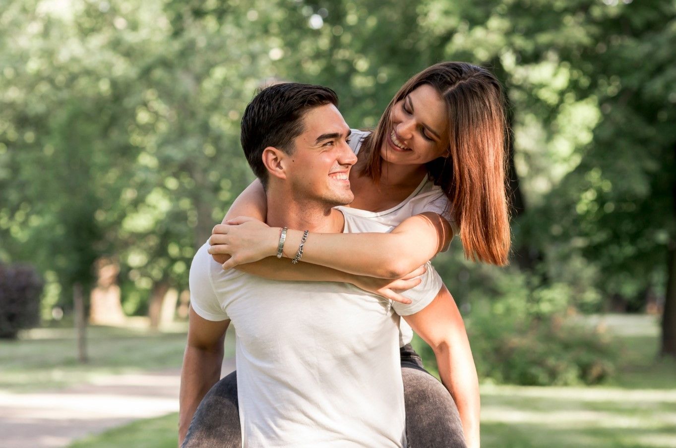  Una encuesta de la consultora Datos Claros indicó que el 70% de las personas prefiere una pareja monogámica.