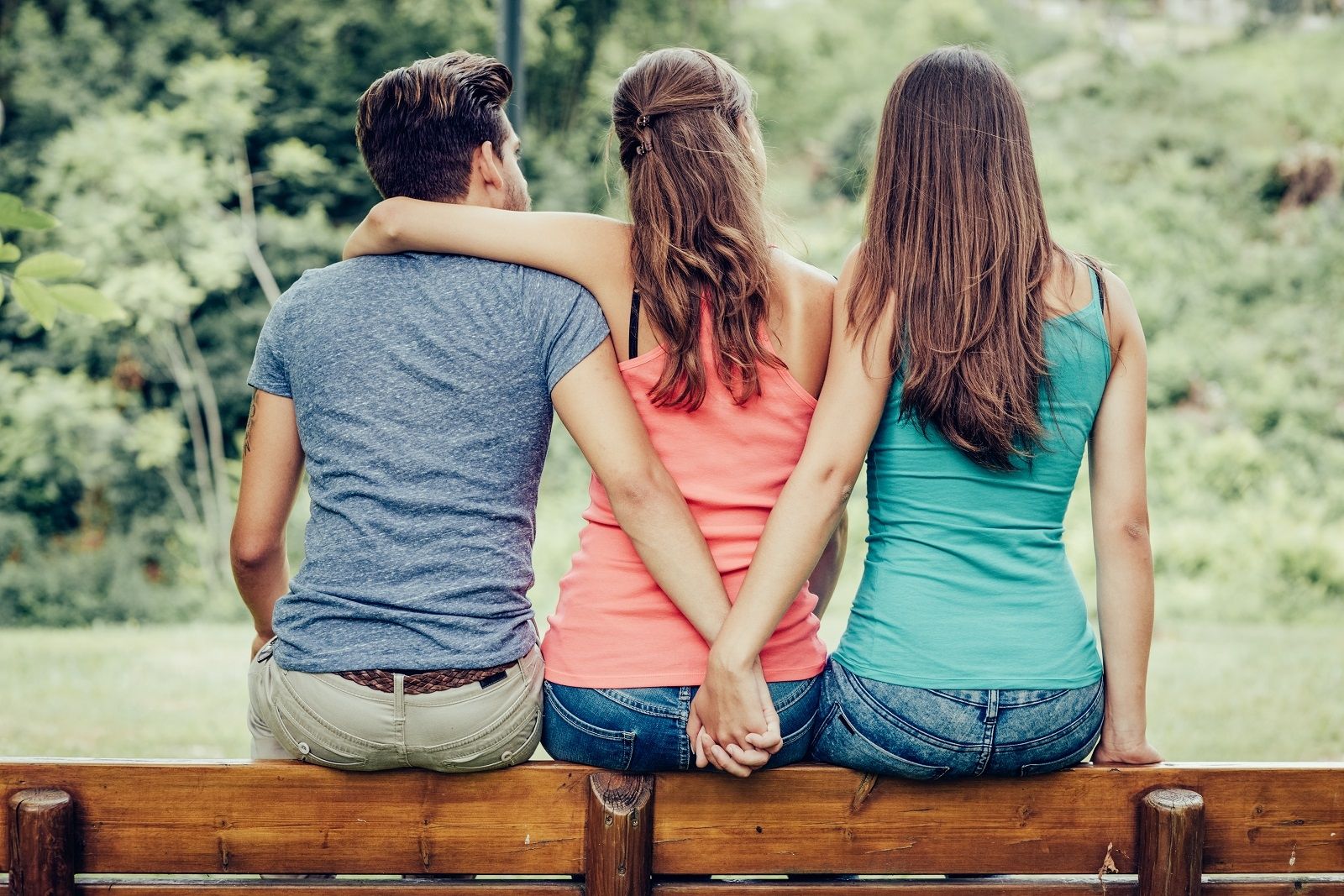 Triejas son los vínculos de tres personas. 