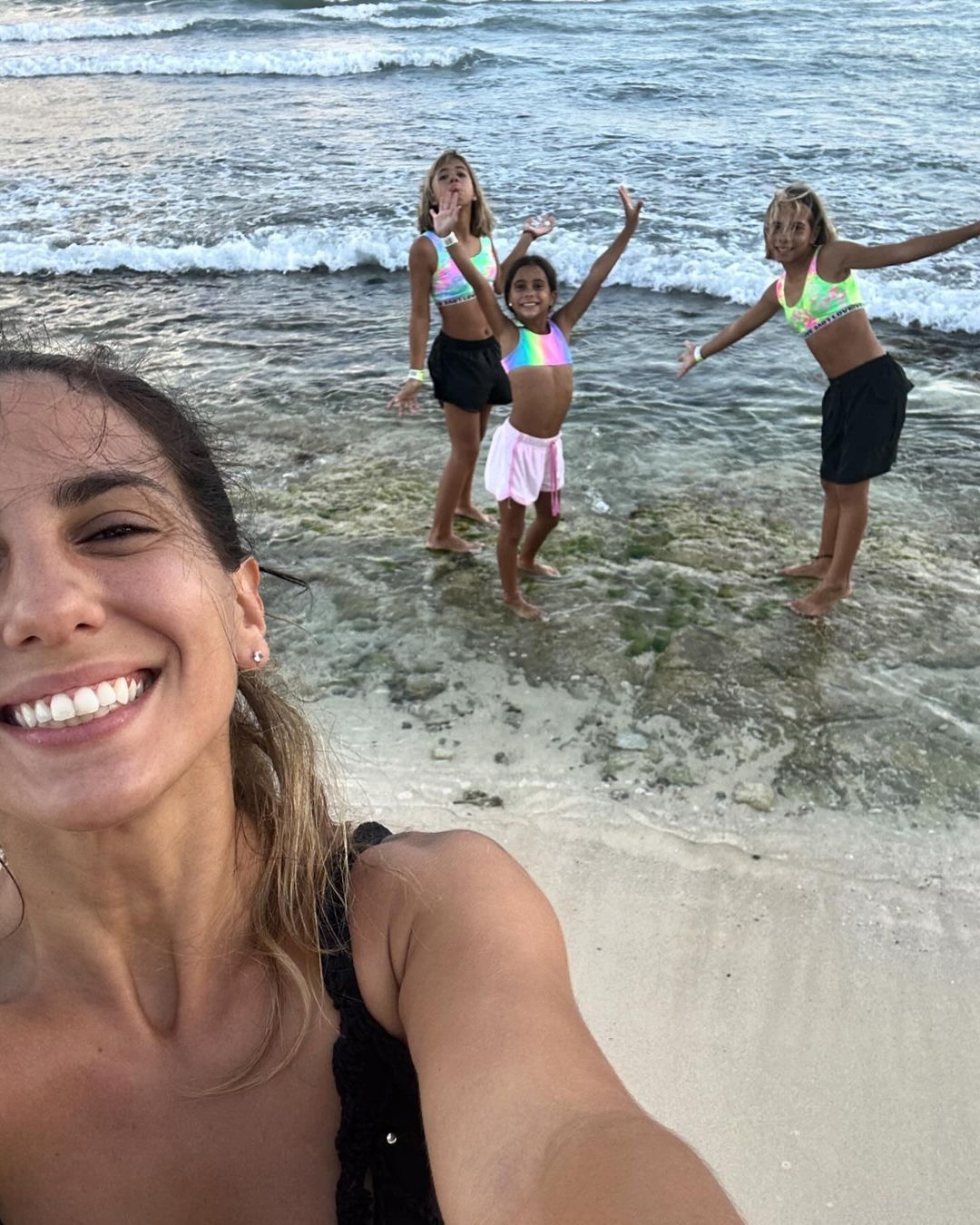 Cinthia Fernández y sus hijas. 