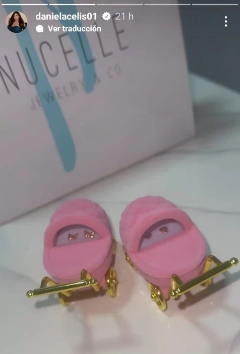 Aritos hijas de Daniela Celis y Thiago Medina. 