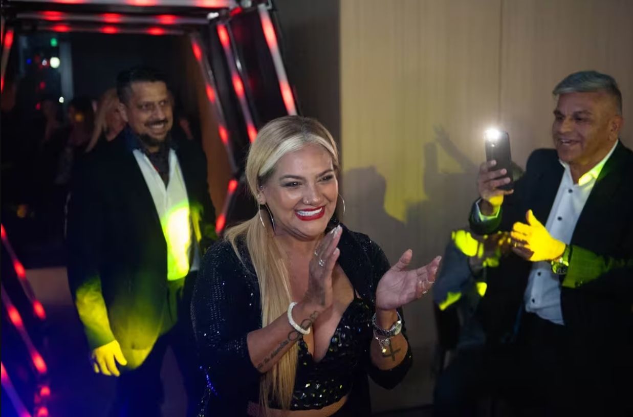 Gladys La Bomba Tucumana entrando a su fiesta.