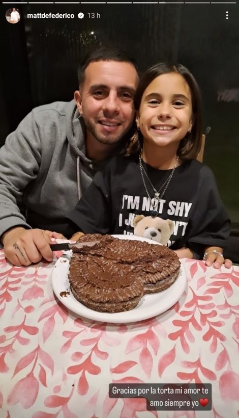 Matías Defederico recibió el regalo de sus hijas. 