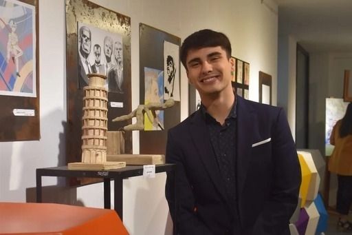 Ian Gottlieb Godoy Garraza exponiendo sus esculturas en una muestra