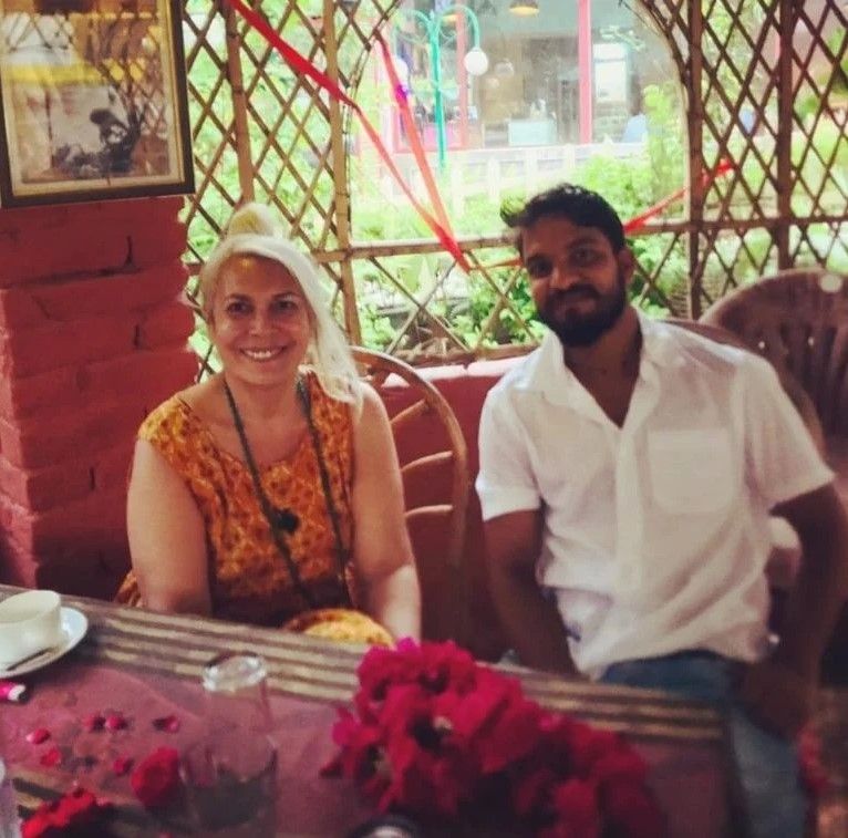 Daisy May Queen y Bablu, su hijo adoptivo. 