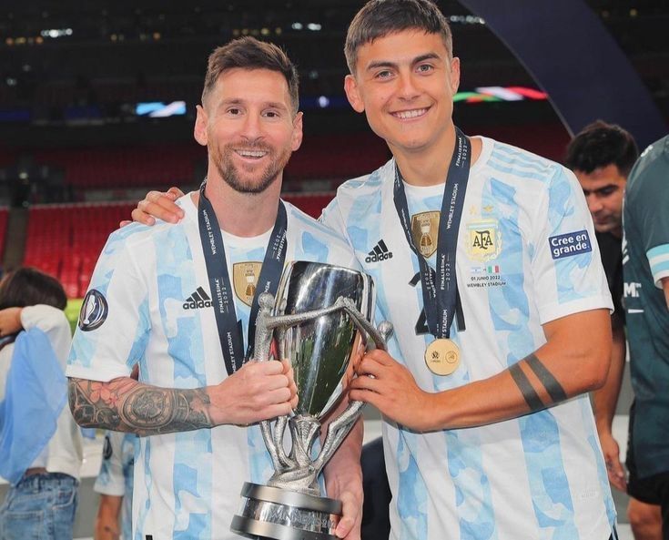 Leo Messi y Paulo Dybala. 