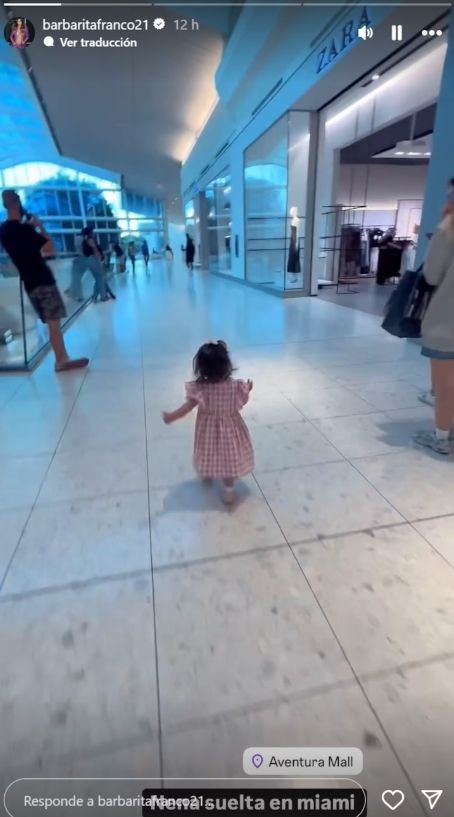 Sarah junto a su madre en Miami.