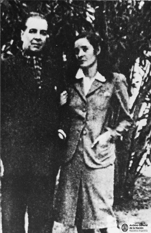 Jorge Luis Borges y Estela Canto de paseo en el Jardín Zoológico, Buenos Aires, 1946. Archivo General de La Nación, Facebook