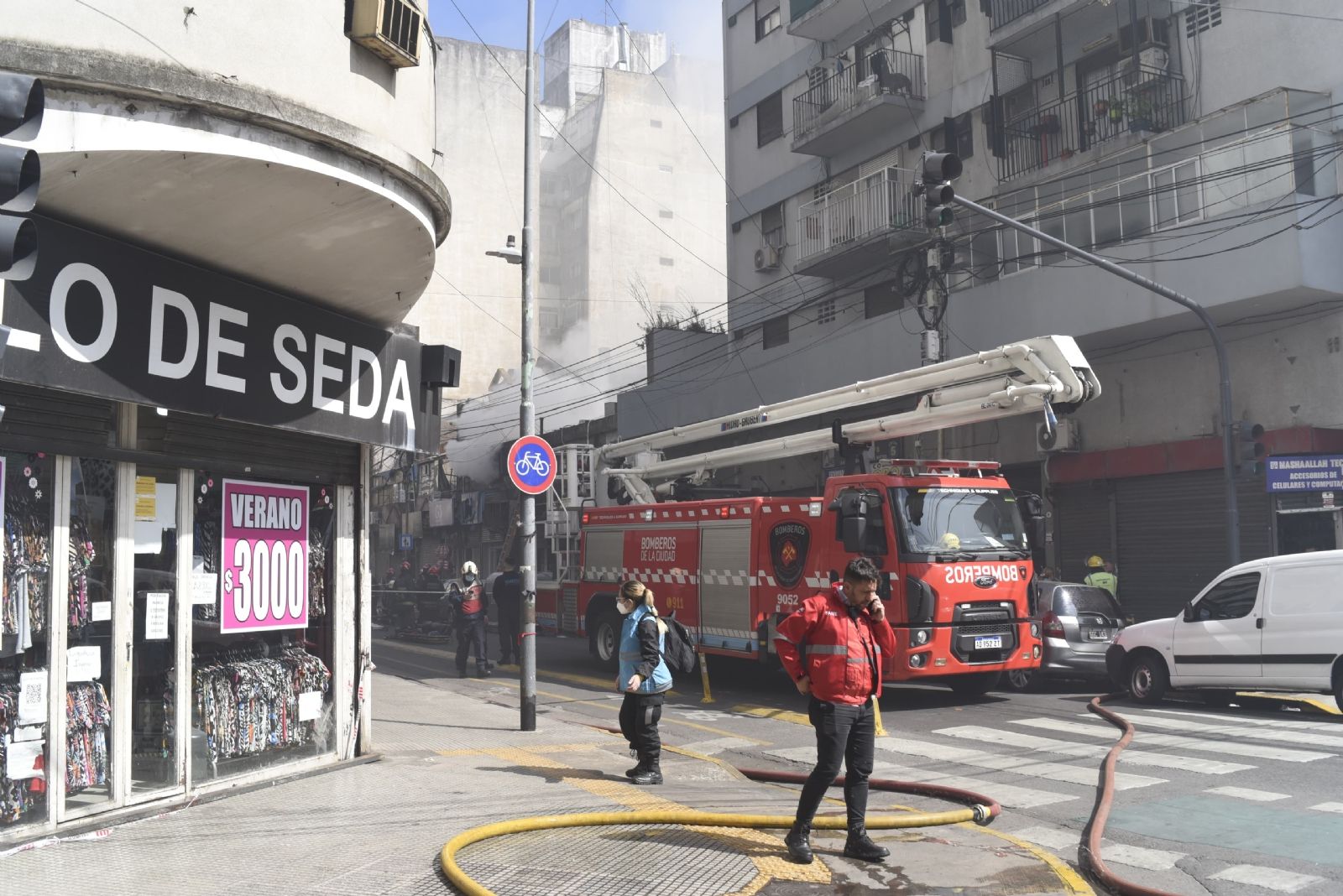 El SAME recomienda alejarse de la zona por el "humo tóxico".