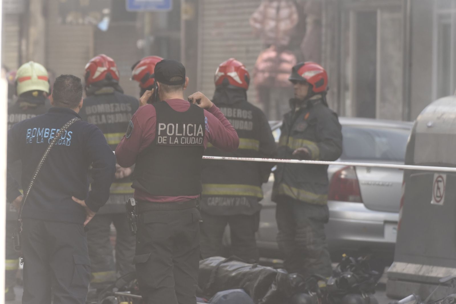 El SAME recomendó a los vecinos de los eficios lindantes que cierren las ventanas por "el humo tóxico".
