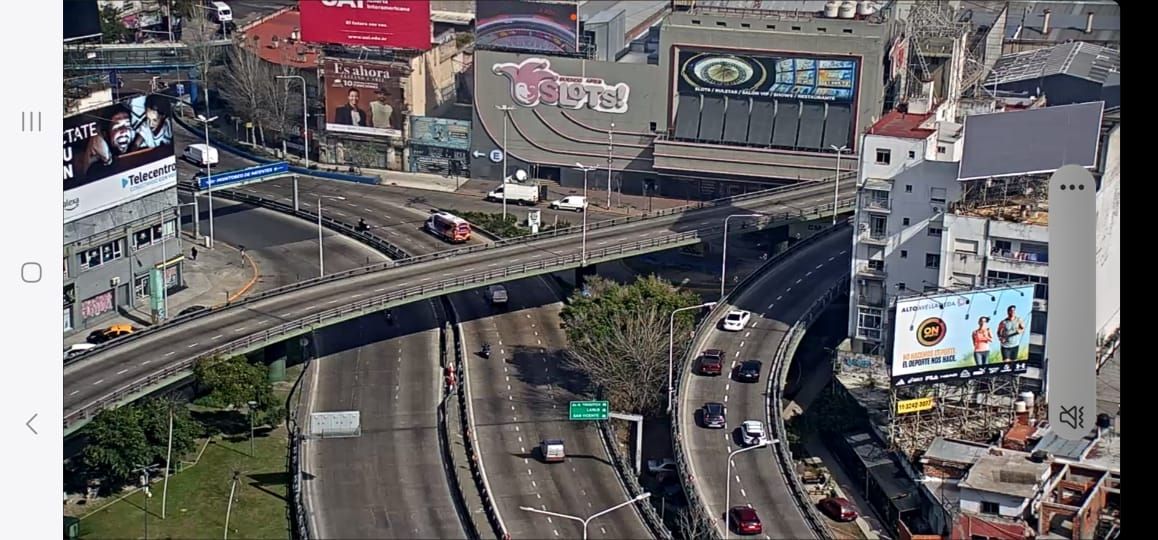 Los piqueteros se encuentran debajo del Puente Pueyrredón sobre la calle Mitre