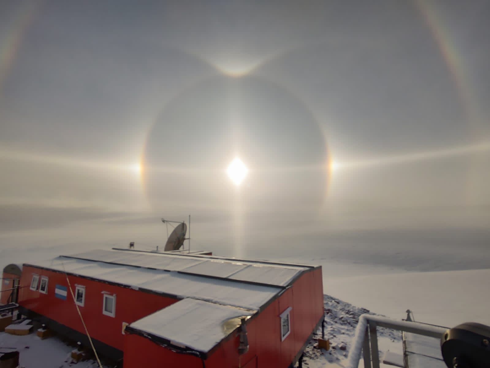 El parhelio es un fenómeno óptico que se produce cuando la luz del sol se refracta a través de cristales de hielo en las nubes.