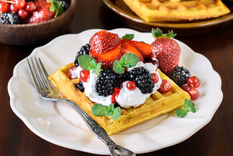 Un clásico renovado: receta de waffles de frutas y crema para lucirte sin esfuerzo.