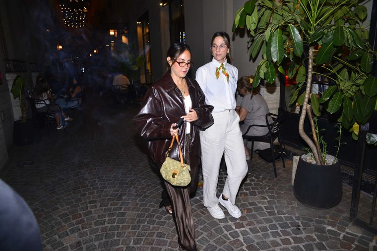 El cantante fue visto con su ex novia Gabriela, por lo tanto se confirma su reconciliación. El cantante fue visto con su ex novia Gabriela, por lo tanto se confirma su reconciliación.