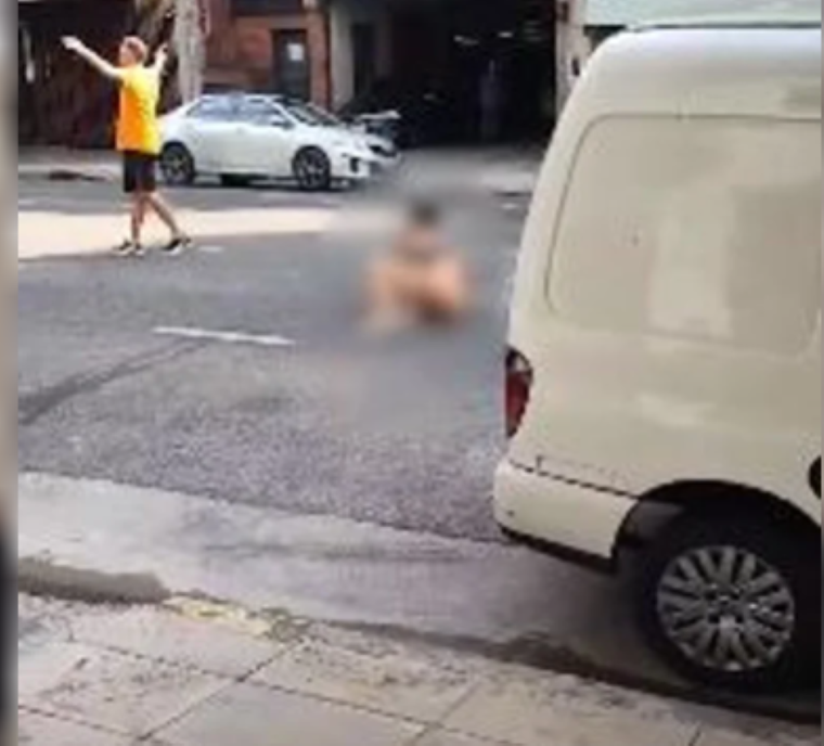 La mujer se tiró semidesnuda de un primer piso. Foto: Agencia Noticias Argentinas