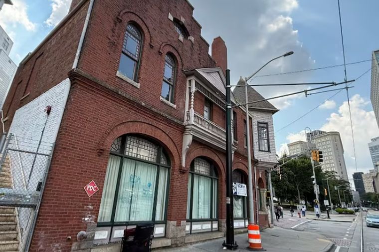 Jeff Notrica compró esta vivienda en Atlanta por US$1 millón y encontró una reliquia de Coca Cola. Jeff Notrica compró esta vivienda en Atlanta por US$1 millón y encontró una reliquia de Coca Cola.