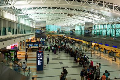 MDZol | Preocupado por la sangría de dólares el Gobierno busca desincentivar los viajes al exterior, pero la estrategia por el momento no da resultados. Foto: shutterstock.com