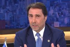 Eduardo Feinmann, con los tapones de punta contra Juan Román Riquelme. Foto: captura de video A24. Eduardo Feinmann, con los tapones de punta contra Juan Román Riquelme. Foto: captura de video A24.