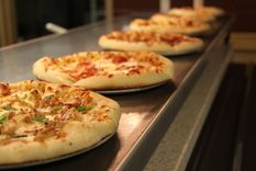 A diferencia de la pizza a la piedra que tiene una masa fina y crocante, la pizza al molde es más alta y esponjosa. Foto: Unsplash
