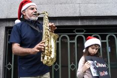 Orlando junto a su yerno y a su nieta, se dedicaron a que distintas personas en una situación de vulnerabilidad económica puedan tener una cena navideña. Foto: Juan Mateo Aberastain Zubimendi / MDZ.