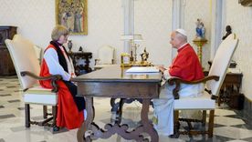 El papa León XIV en su encuentro histórico con la primera arzobispo mujer de Canterbury, Sarah Mullally.