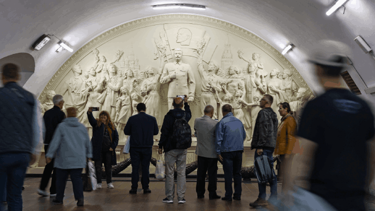 El Metro de Moscú tiene desde hace días una nueva estatua que está dando de qué hablar.