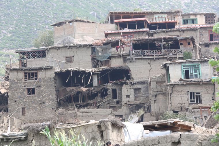 La forma y materiales con las que se construyen las casas en Afganistán no ayudan a proteger a sus habitantes de los efectos de un terremoto.